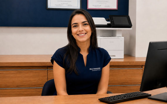 Recepcionista da Multimagem Diagnósticos atendendo na recepção da clínica em Goiânia