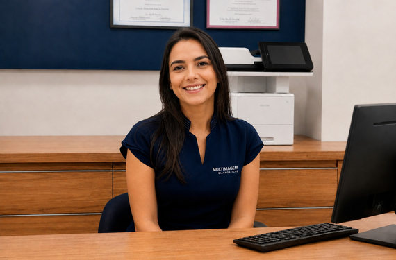 Recepcionista da Multimagem Diagnósticos atendendo na recepção da clínica em Goiânia